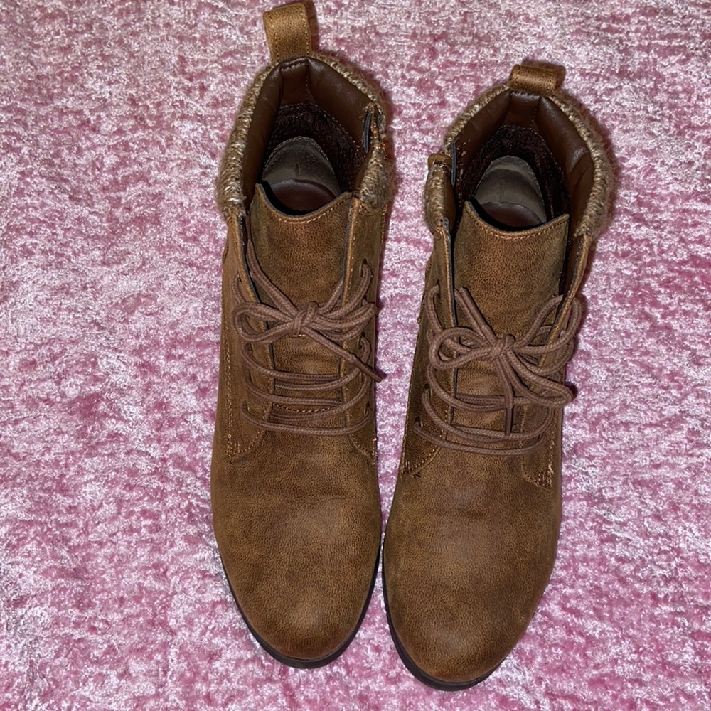 White mountain heeled boots. Brown, size 9
